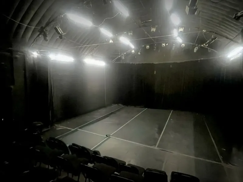 La sala de Un Teatro vacía: el foro negro, las luces encendidas y las sillas al frente